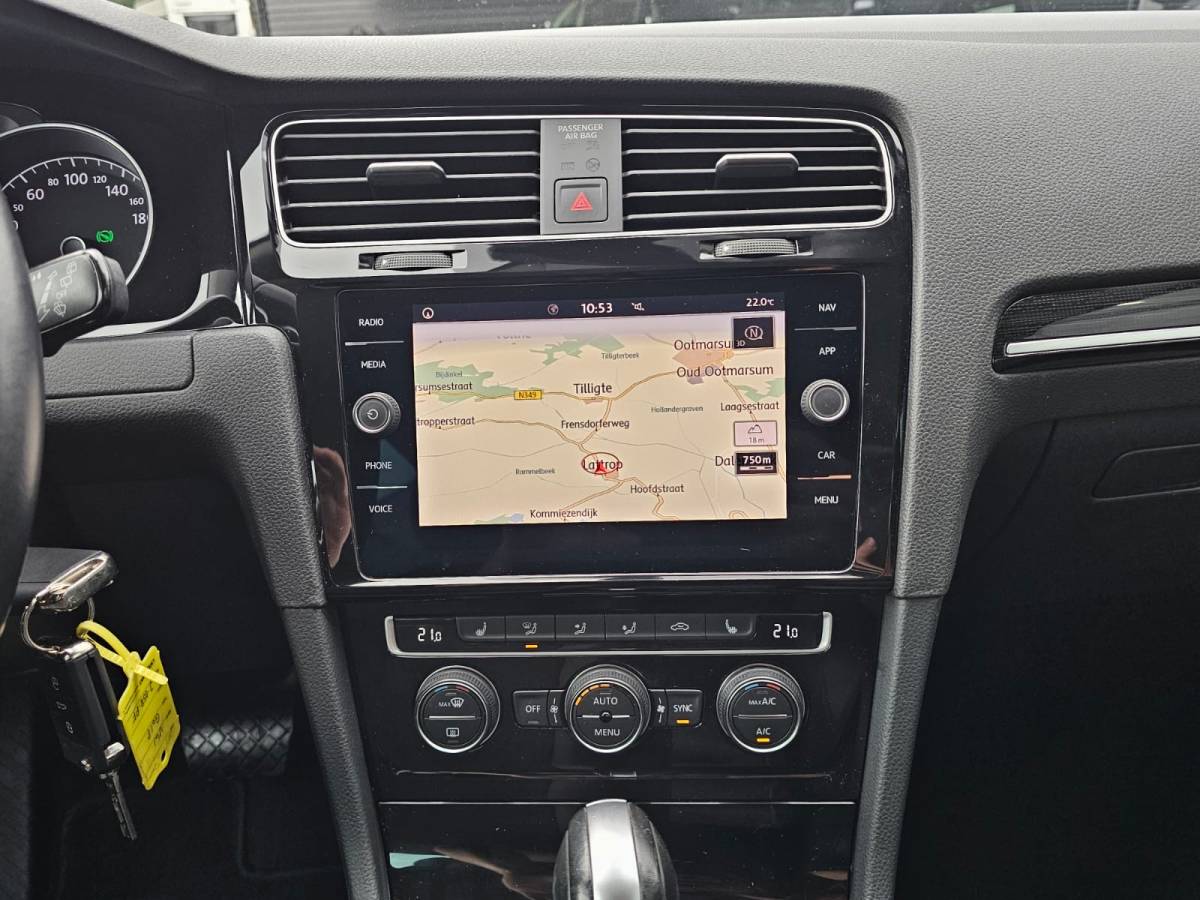 Volkswagen Golf Volkswagen Golf 1.5 TSI Highline Business R | Automaat | LED | Trekhaak | Navi | Stoelverwarming | All-seasons | PDC |