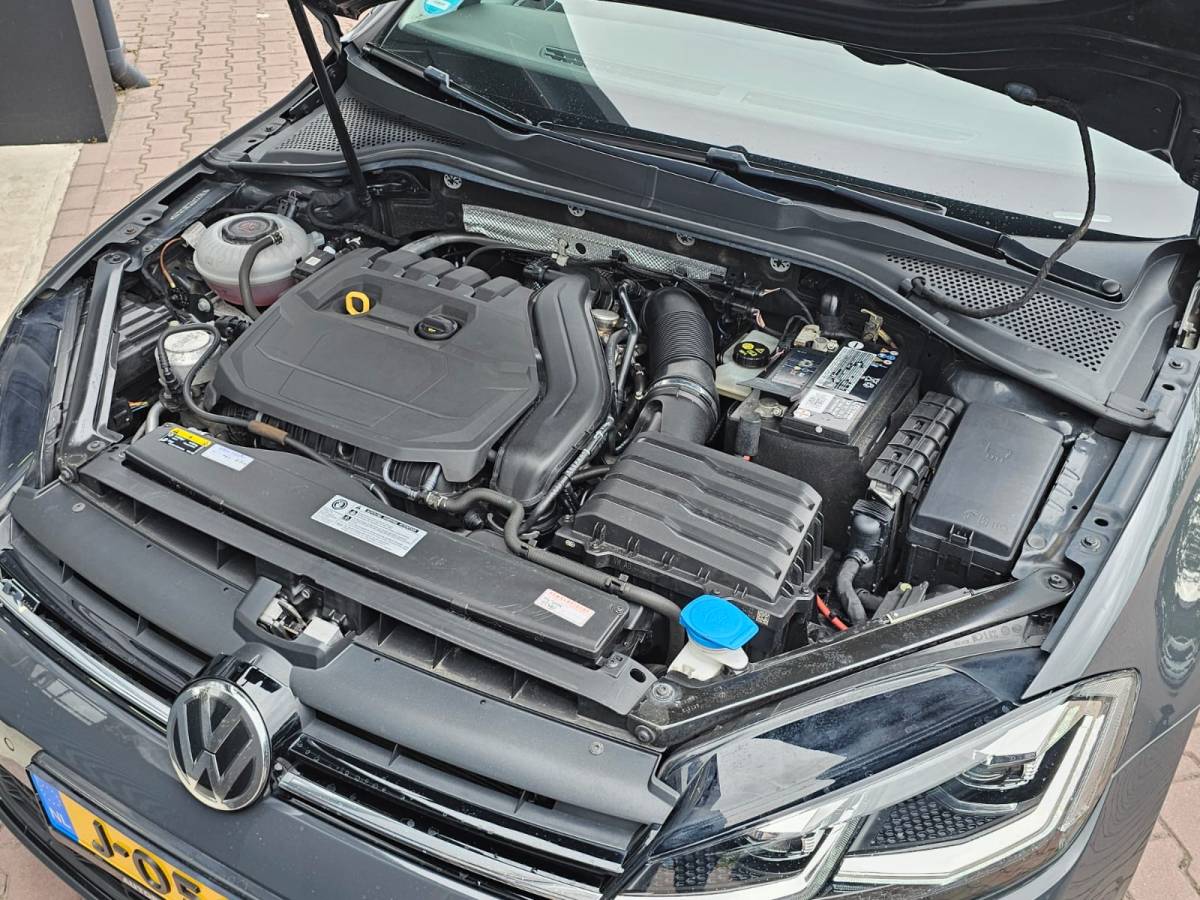 Volkswagen Golf Volkswagen Golf 1.5 TSI Highline Business R | Automaat | LED | Trekhaak | Navi | Stoelverwarming | All-seasons | PDC |