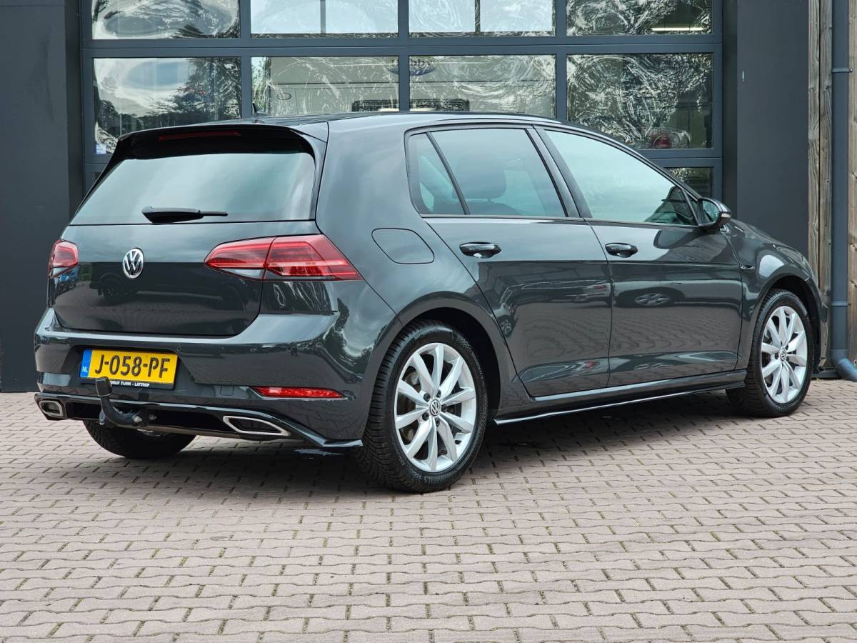 Volkswagen Golf Volkswagen Golf 1.5 TSI Highline Business R | Automaat | LED | Trekhaak | Navi | Stoelverwarming | All-seasons | PDC |