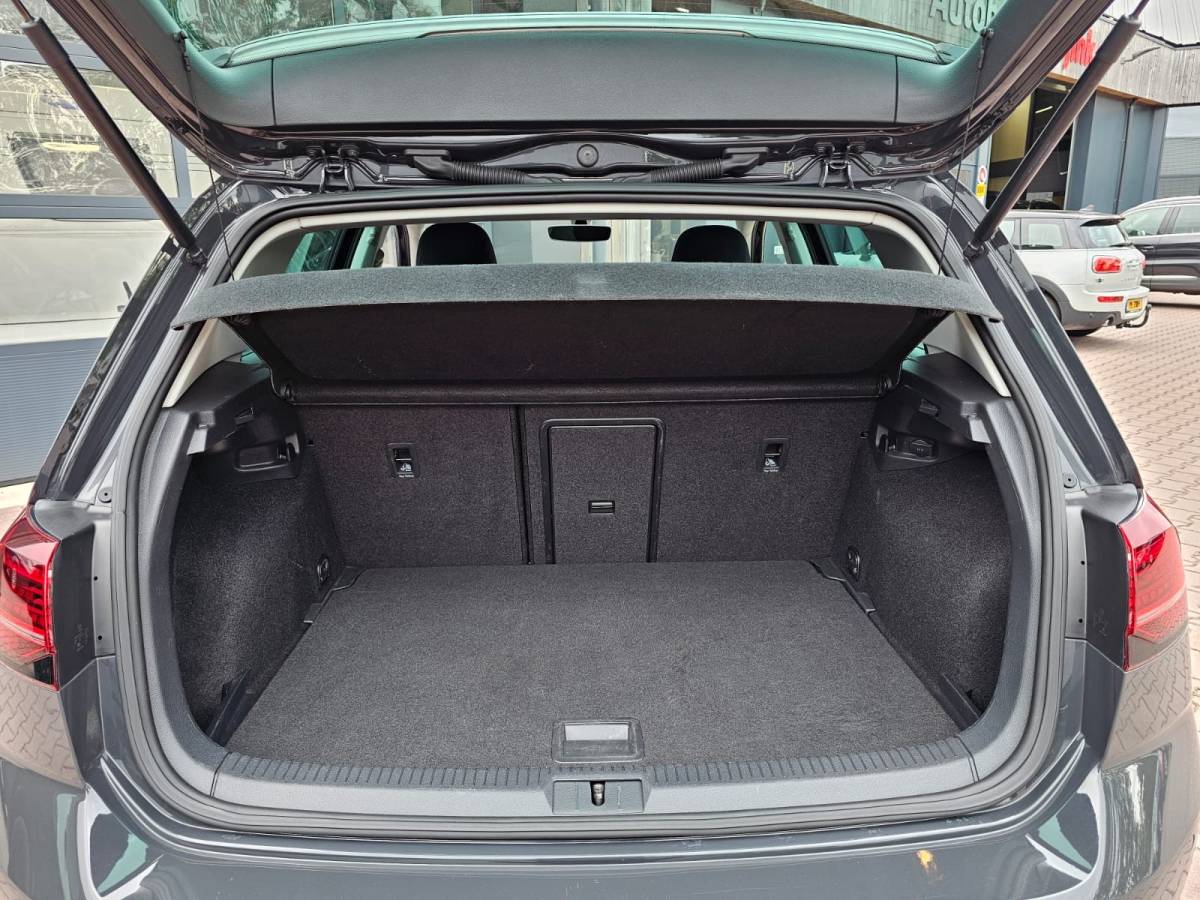 Volkswagen Golf Volkswagen Golf 1.5 TSI Highline Business R | Automaat | LED | Trekhaak | Navi | Stoelverwarming | All-seasons | PDC |