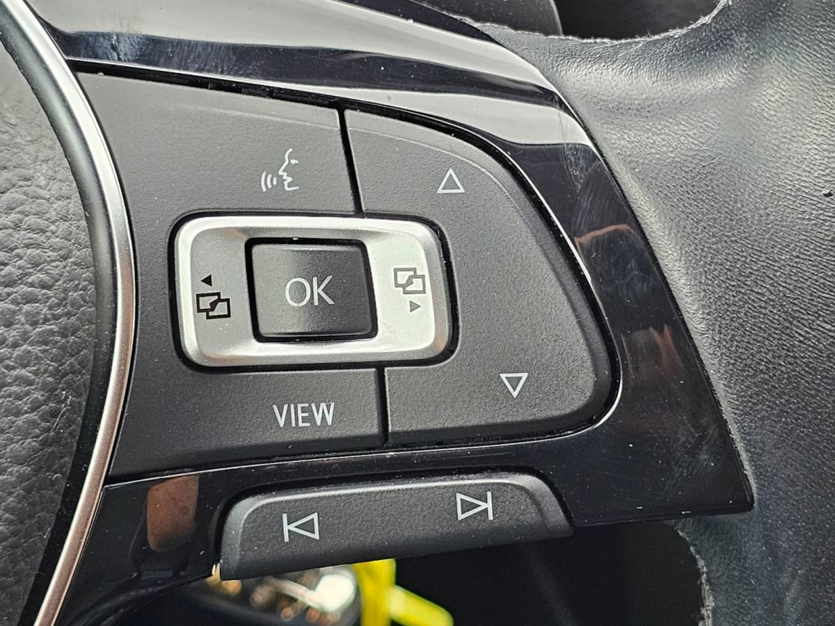 Volkswagen Golf Volkswagen Golf 1.5 TSI Highline Business R | Automaat | LED | Trekhaak | Navi | Stoelverwarming | All-seasons | PDC |