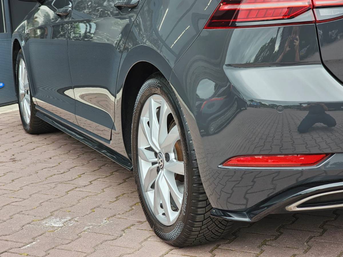 Volkswagen Golf Volkswagen Golf 1.5 TSI Highline Business R | Automaat | LED | Trekhaak | Navi | Stoelverwarming | All-seasons | PDC |