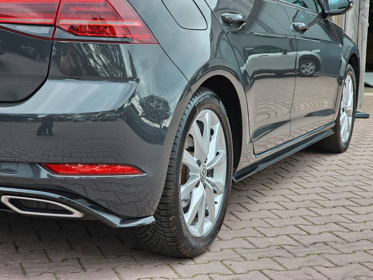 Volkswagen Golf Volkswagen Golf 1.5 TSI Highline Business R | Automaat | LED | Trekhaak | Navi | Stoelverwarming | All-seasons | PDC |