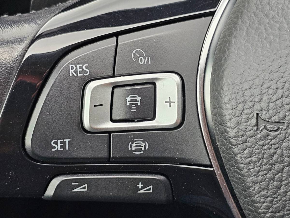 Volkswagen Golf Volkswagen Golf 1.5 TSI Highline Business R | Automaat | LED | Trekhaak | Navi | Stoelverwarming | All-seasons | PDC |