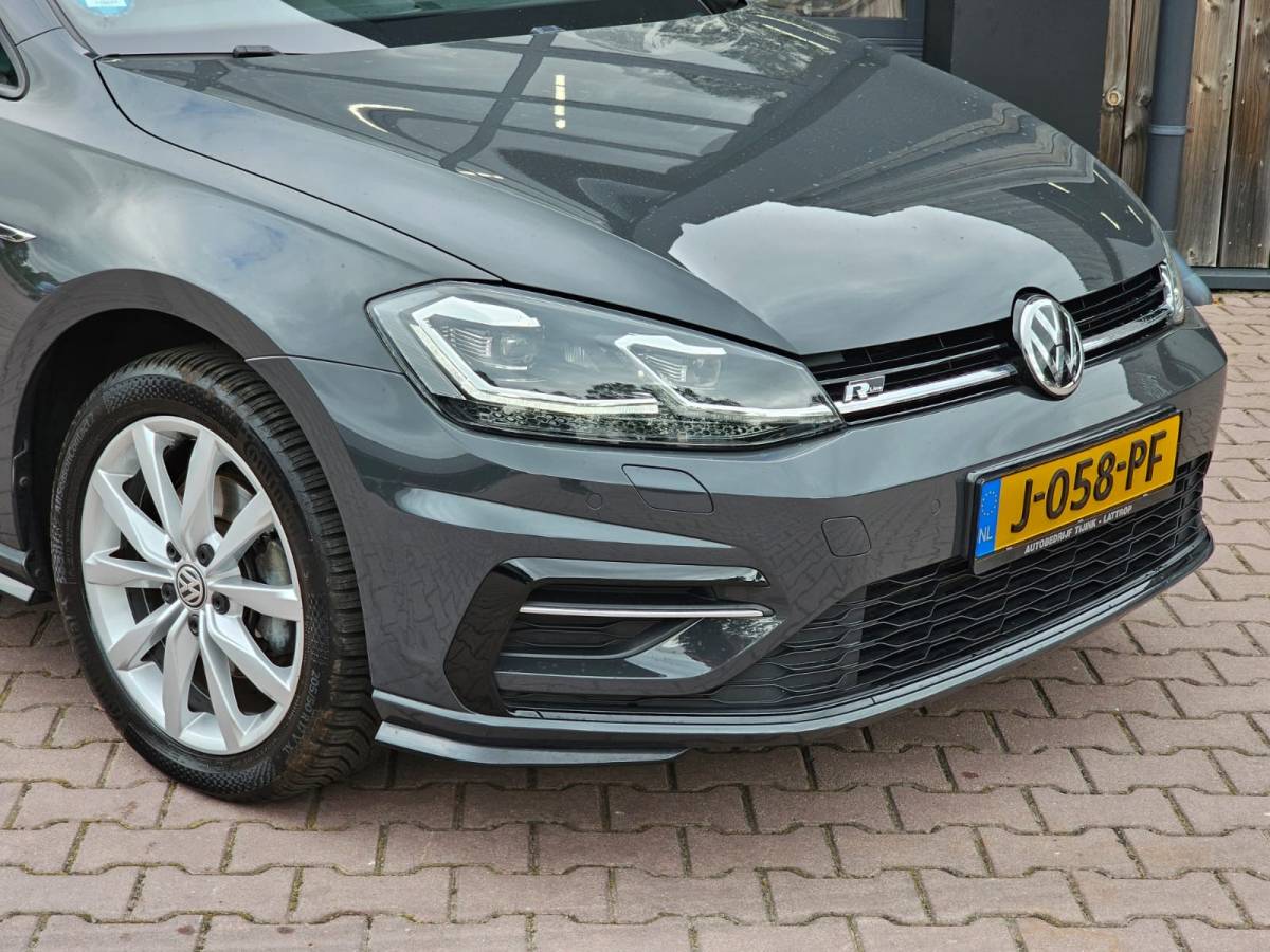 Volkswagen Golf Volkswagen Golf 1.5 TSI Highline Business R | Automaat | LED | Trekhaak | Navi | Stoelverwarming | All-seasons | PDC |