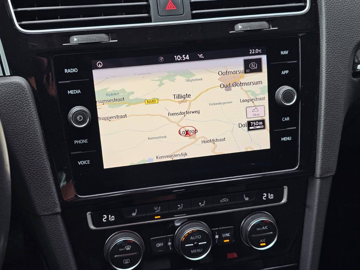 Volkswagen Golf Volkswagen Golf 1.5 TSI Highline Business R | Automaat | LED | Trekhaak | Navi | Stoelverwarming | All-seasons | PDC |