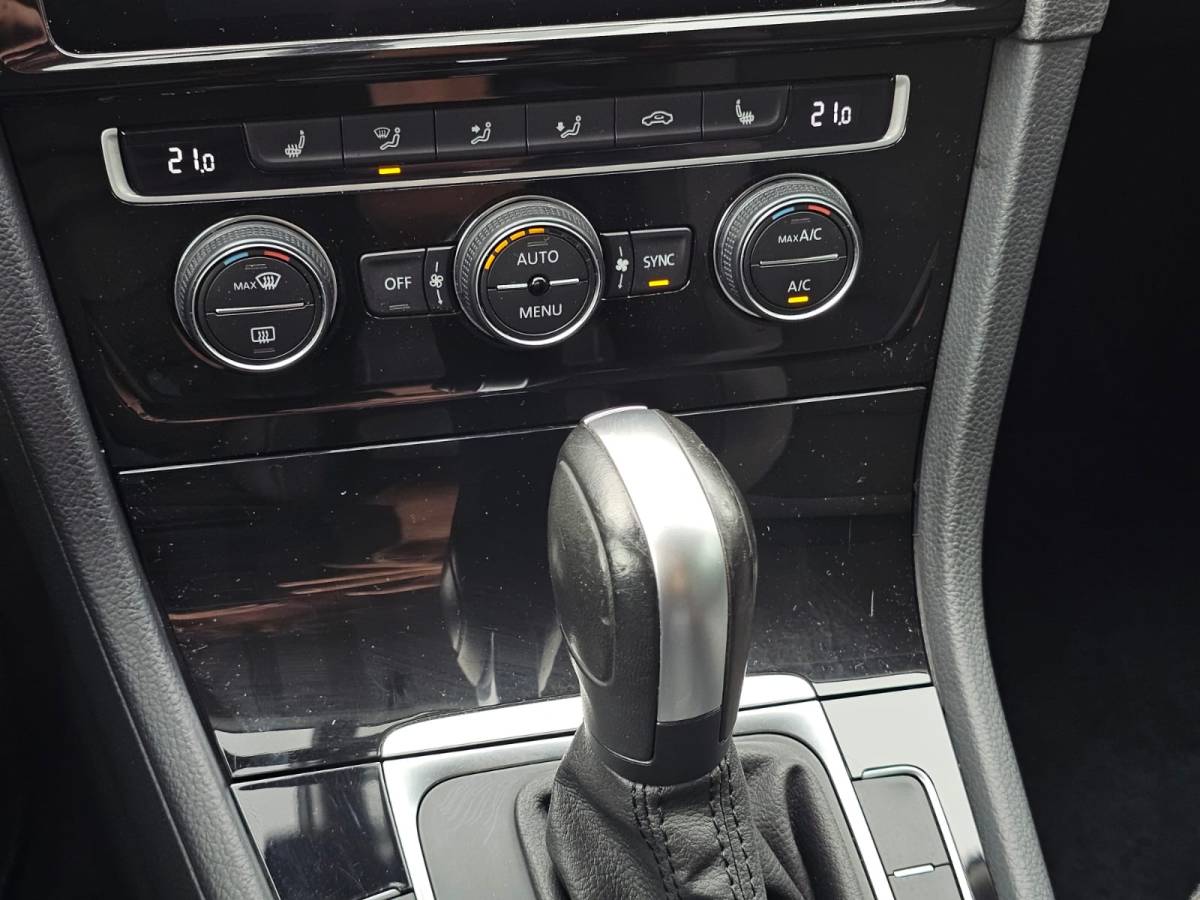 Volkswagen Golf Volkswagen Golf 1.5 TSI Highline Business R | Automaat | LED | Trekhaak | Navi | Stoelverwarming | All-seasons | PDC |
