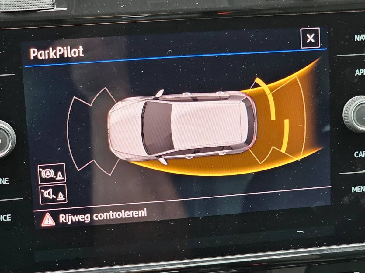 Volkswagen Golf Volkswagen Golf 1.5 TSI Highline Business R | Automaat | LED | Trekhaak | Navi | Stoelverwarming | All-seasons | PDC |