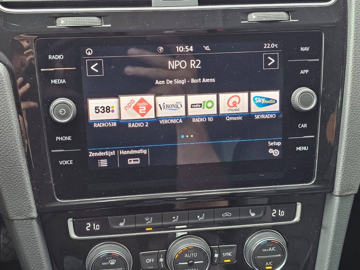Volkswagen Golf Volkswagen Golf 1.5 TSI Highline Business R | Automaat | LED | Trekhaak | Navi | Stoelverwarming | All-seasons | PDC |