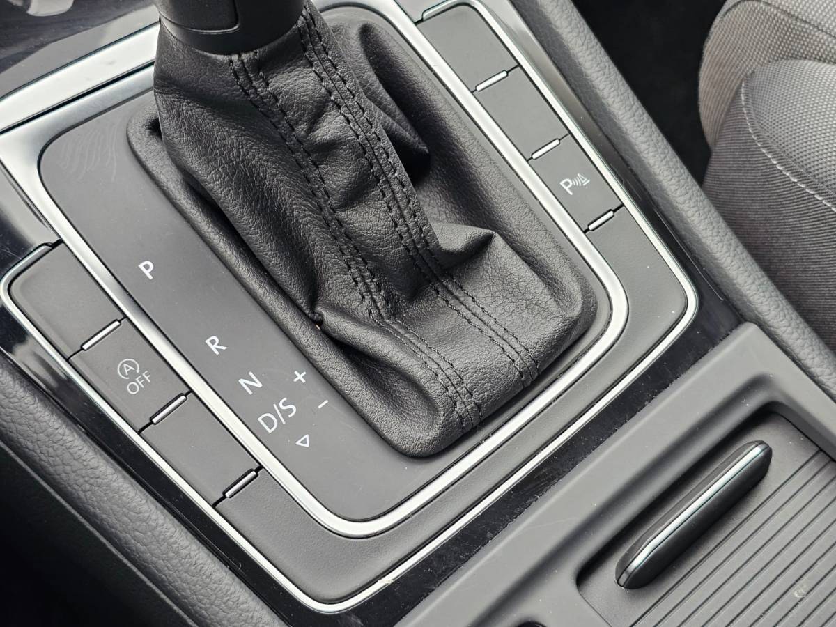 Volkswagen Golf Volkswagen Golf 1.5 TSI Highline Business R | Automaat | LED | Trekhaak | Navi | Stoelverwarming | All-seasons | PDC |