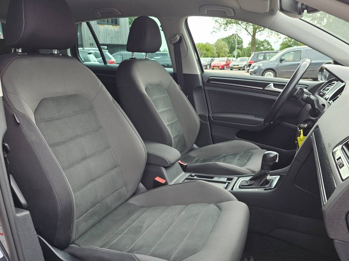 Volkswagen Golf Volkswagen Golf 1.5 TSI Highline Business R | Automaat | LED | Trekhaak | Navi | Stoelverwarming | All-seasons | PDC |