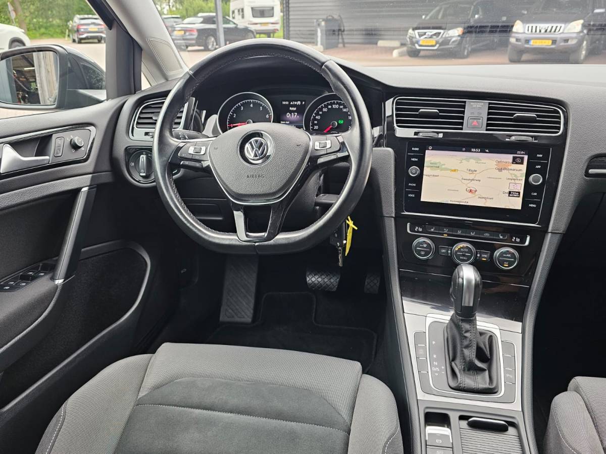 Volkswagen Golf Volkswagen Golf 1.5 TSI Highline Business R | Automaat | LED | Trekhaak | Navi | Stoelverwarming | All-seasons | PDC |