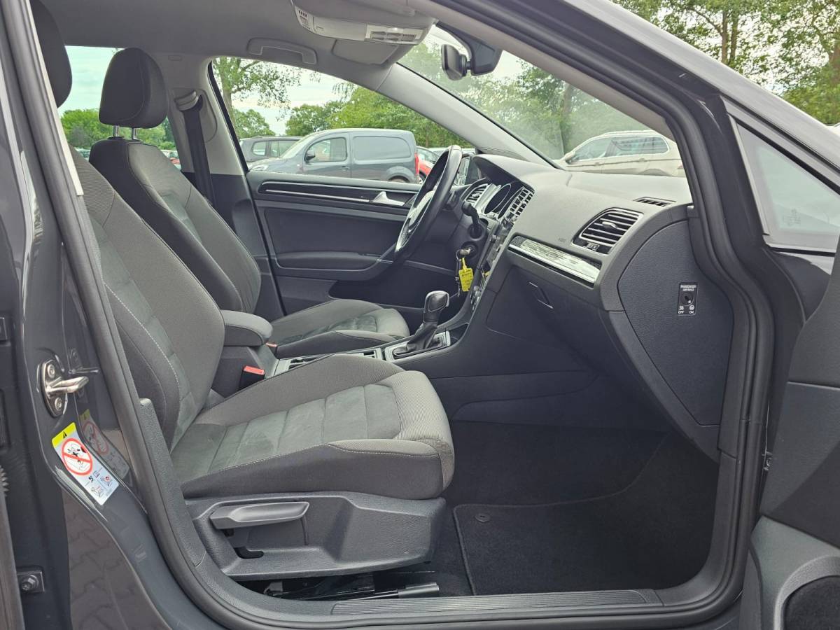 Volkswagen Golf Volkswagen Golf 1.5 TSI Highline Business R | Automaat | LED | Trekhaak | Navi | Stoelverwarming | All-seasons | PDC |