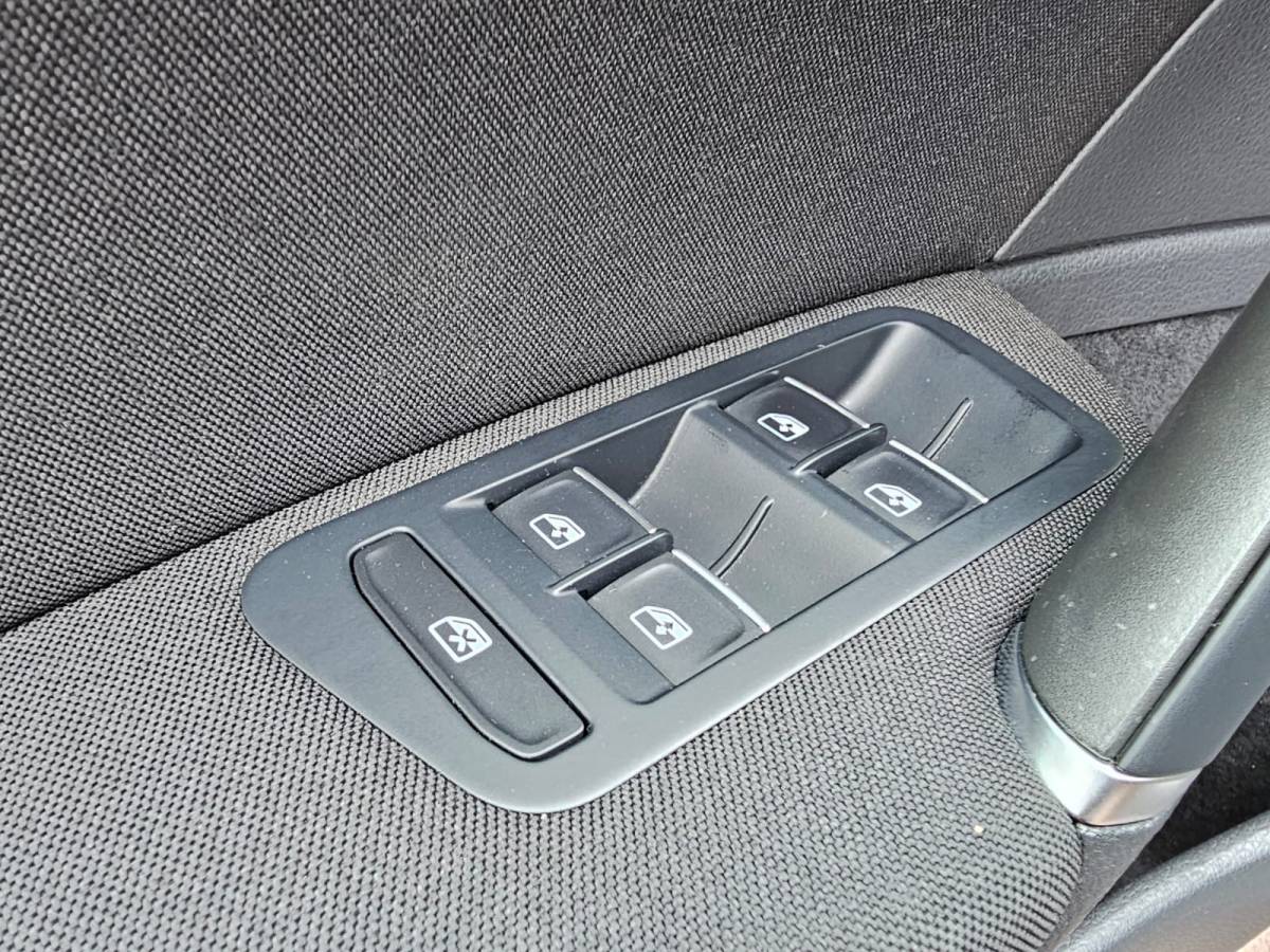 Volkswagen Golf Volkswagen Golf 1.5 TSI Highline Business R | Automaat | LED | Trekhaak | Navi | Stoelverwarming | All-seasons | PDC |