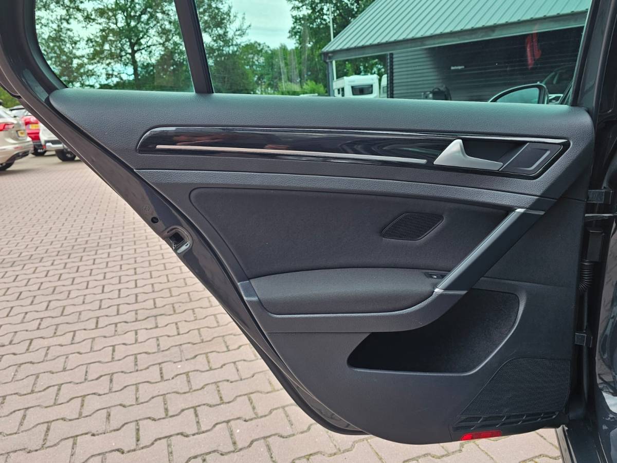 Volkswagen Golf Volkswagen Golf 1.5 TSI Highline Business R | Automaat | LED | Trekhaak | Navi | Stoelverwarming | All-seasons | PDC |