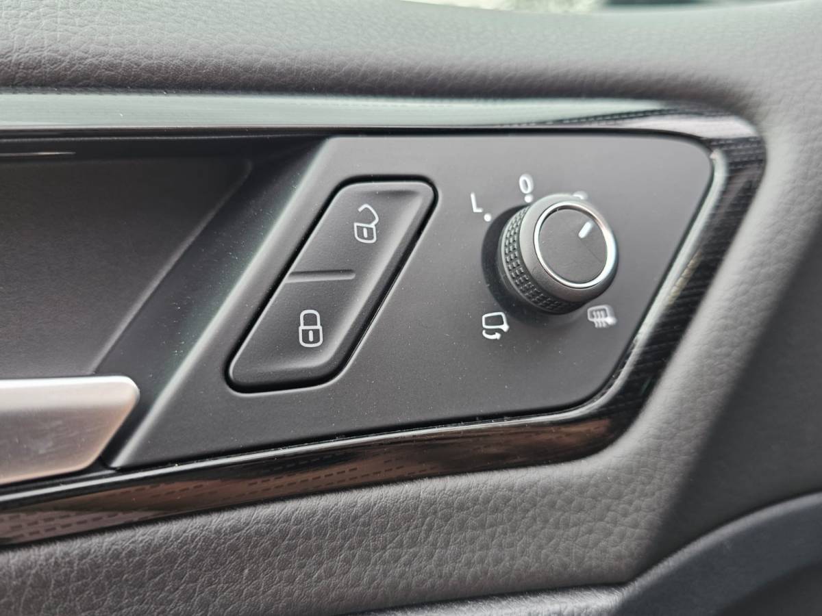Volkswagen Golf Volkswagen Golf 1.5 TSI Highline Business R | Automaat | LED | Trekhaak | Navi | Stoelverwarming | All-seasons | PDC |
