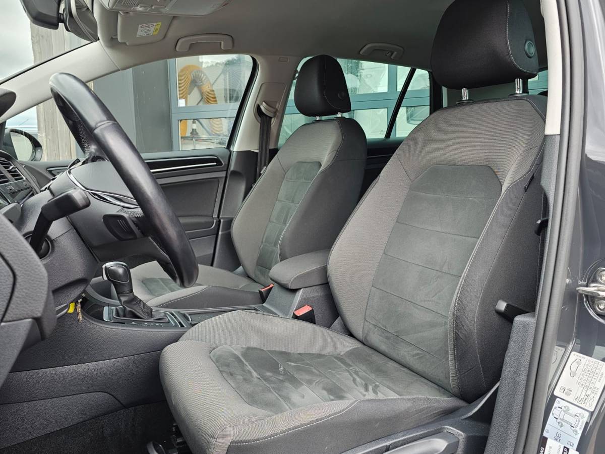 Volkswagen Golf Volkswagen Golf 1.5 TSI Highline Business R | Automaat | LED | Trekhaak | Navi | Stoelverwarming | All-seasons | PDC |