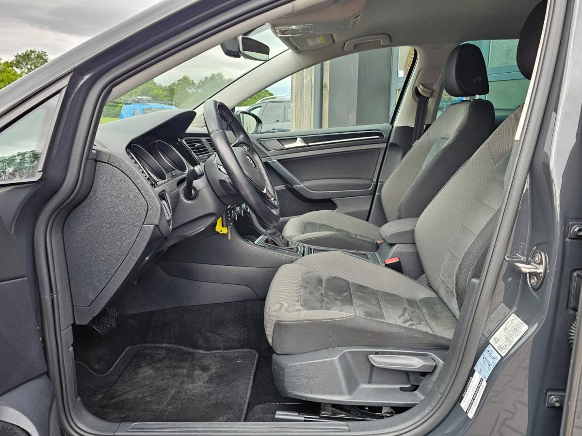 Volkswagen Golf Volkswagen Golf 1.5 TSI Highline Business R | Automaat | LED | Trekhaak | Navi | Stoelverwarming | All-seasons | PDC |