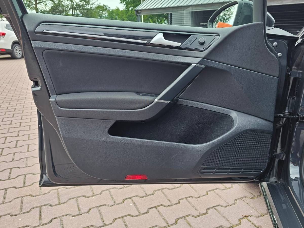 Volkswagen Golf Volkswagen Golf 1.5 TSI Highline Business R | Automaat | LED | Trekhaak | Navi | Stoelverwarming | All-seasons | PDC |