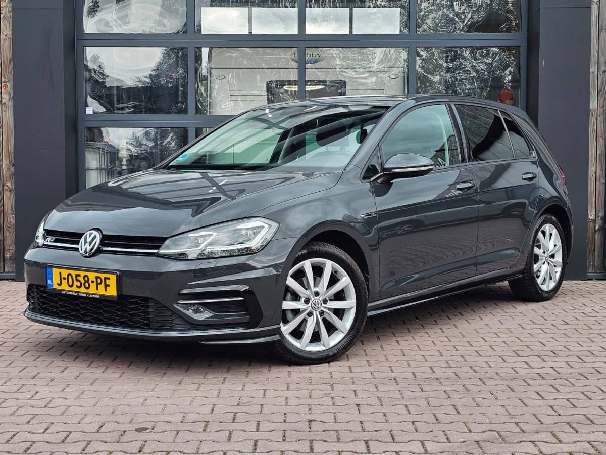 Volkswagen Golf Volkswagen Golf 1.5 TSI Highline Business R | Automaat | LED | Trekhaak | Navi | Stoelverwarming | All-seasons | PDC |