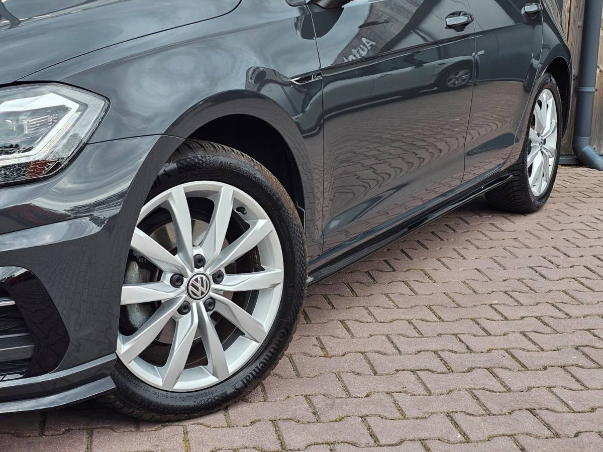 Volkswagen Golf Volkswagen Golf 1.5 TSI Highline Business R | Automaat | LED | Trekhaak | Navi | Stoelverwarming | All-seasons | PDC |