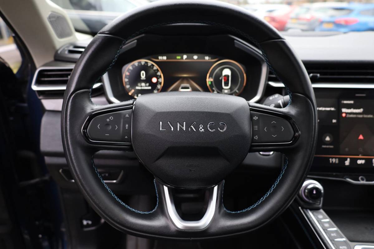 Lynk & Co 01 Lynk & Co 01 1.5 261PK! 6.6KWh 360-CAMERA PANO/SCHUIF INFINITY DAB NAVI CARPLAY STOELVERWARMING ELEK.ACHTERKLEP 20″LMV