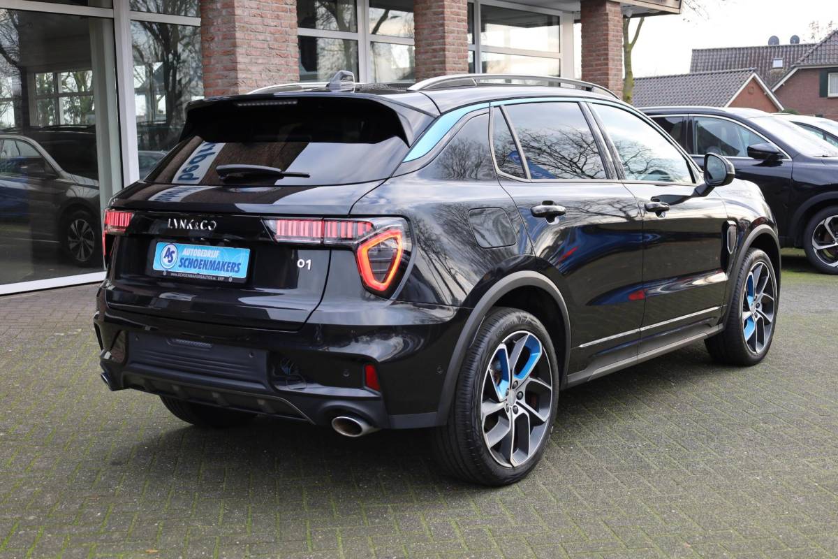 Lynk & Co 01 Lynk & Co 01 1.5 261PK! 6.6KWh 360-CAMERA PANO/SCHUIF INFINITY DAB NAVI CARPLAY STOELVERWARMING ELEK.ACHTERKLEP 20″LMV