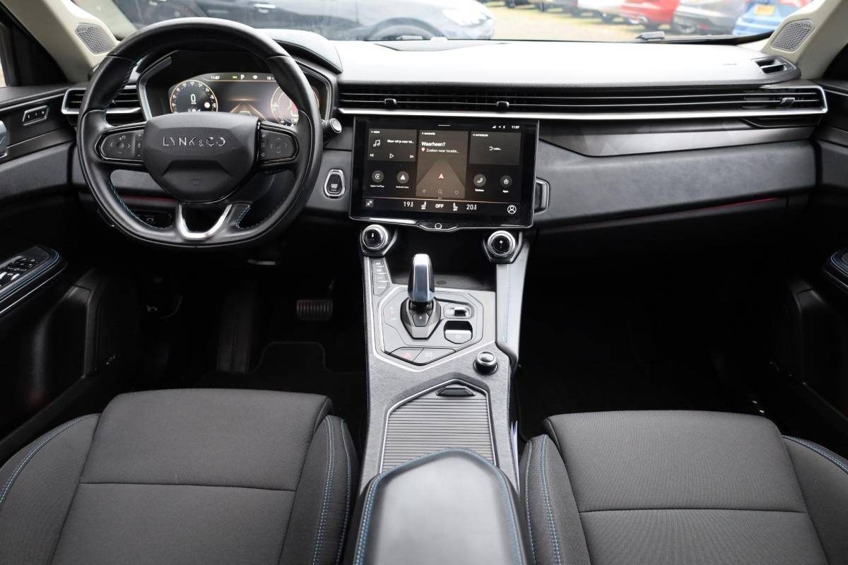 Lynk & Co 01 Lynk & Co 01 1.5 261PK! 6.6KWh 360-CAMERA PANO/SCHUIF INFINITY DAB NAVI CARPLAY STOELVERWARMING ELEK.ACHTERKLEP 20″LMV