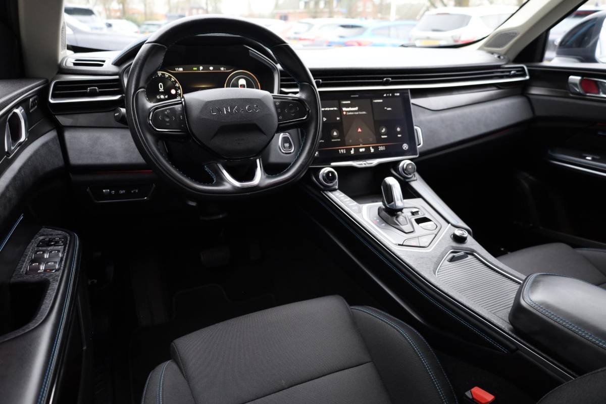 Lynk & Co 01 Lynk & Co 01 1.5 261PK! 6.6KWh 360-CAMERA PANO/SCHUIF INFINITY DAB NAVI CARPLAY STOELVERWARMING ELEK.ACHTERKLEP 20″LMV
