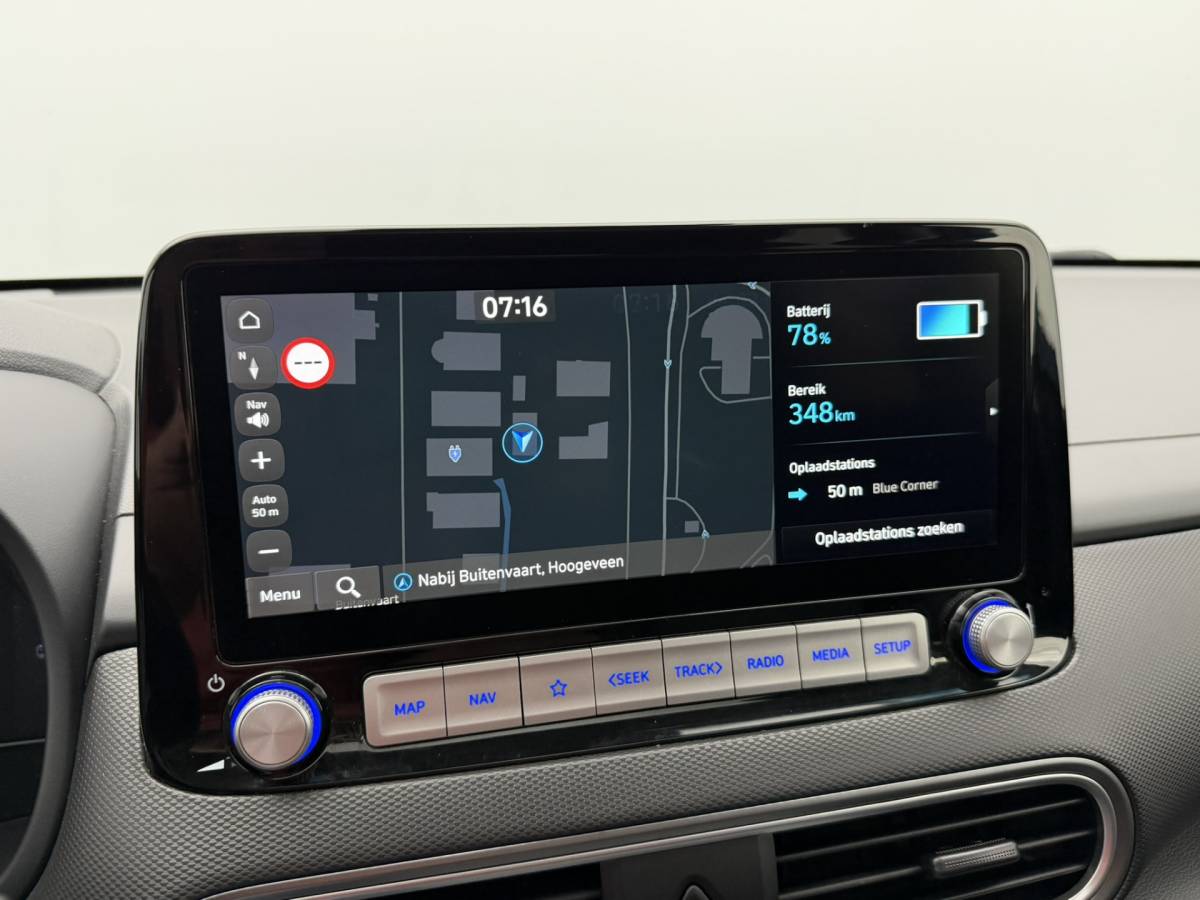 Hyundai Kona Hyundai Kona EV Limited 64 kWh 3- Fase SOH 95,6% | Warmtepomp | Elektrisch Schuif/Kanteldak | Camera | Leer | Head-Up Display