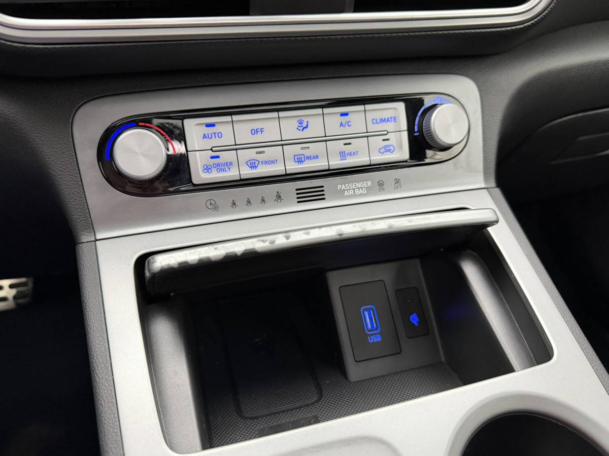 Hyundai Kona Hyundai Kona EV Limited 64 kWh 3- Fase SOH 95,6% | Warmtepomp | Elektrisch Schuif/Kanteldak | Camera | Leer | Head-Up Display