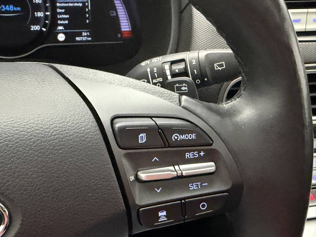 Hyundai Kona Hyundai Kona EV Limited 64 kWh 3- Fase SOH 95,6% | Warmtepomp | Elektrisch Schuif/Kanteldak | Camera | Leer | Head-Up Display