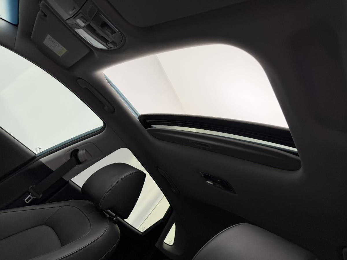 Hyundai Kona Hyundai Kona EV Limited 64 kWh 3- Fase SOH 95,6% | Warmtepomp | Elektrisch Schuif/Kanteldak | Camera | Leer | Head-Up Display