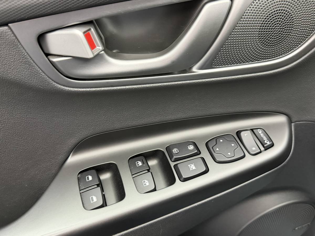 Hyundai Kona Hyundai Kona EV Limited 64 kWh 3- Fase SOH 95,6% | Warmtepomp | Elektrisch Schuif/Kanteldak | Camera | Leer | Head-Up Display
