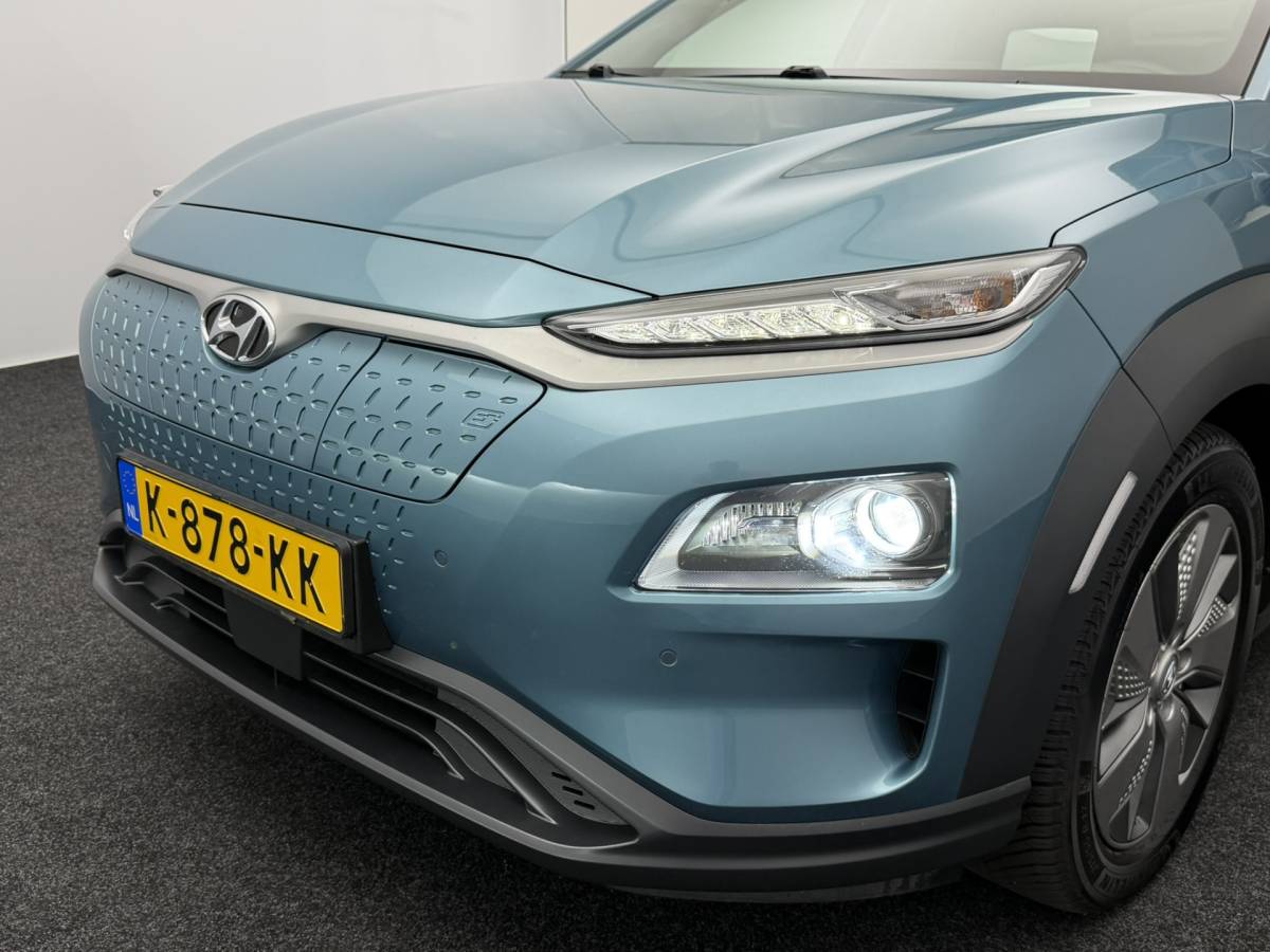 Hyundai Kona Hyundai Kona EV Limited 64 kWh 3- Fase SOH 95,6% | Warmtepomp | Elektrisch Schuif/Kanteldak | Camera | Leer | Head-Up Display