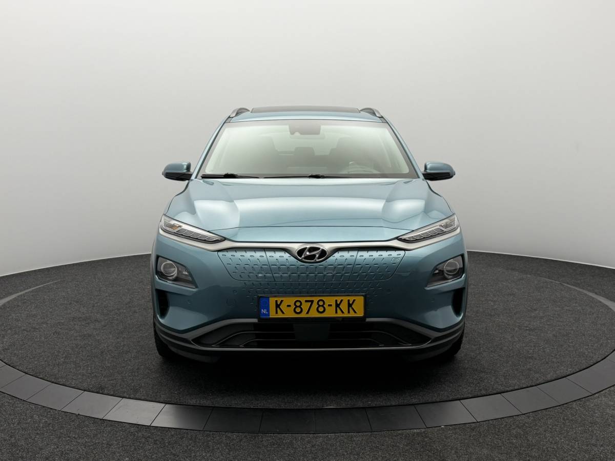 Hyundai Kona Hyundai Kona EV Limited 64 kWh 3- Fase SOH 95,6% | Warmtepomp | Elektrisch Schuif/Kanteldak | Camera | Leer | Head-Up Display