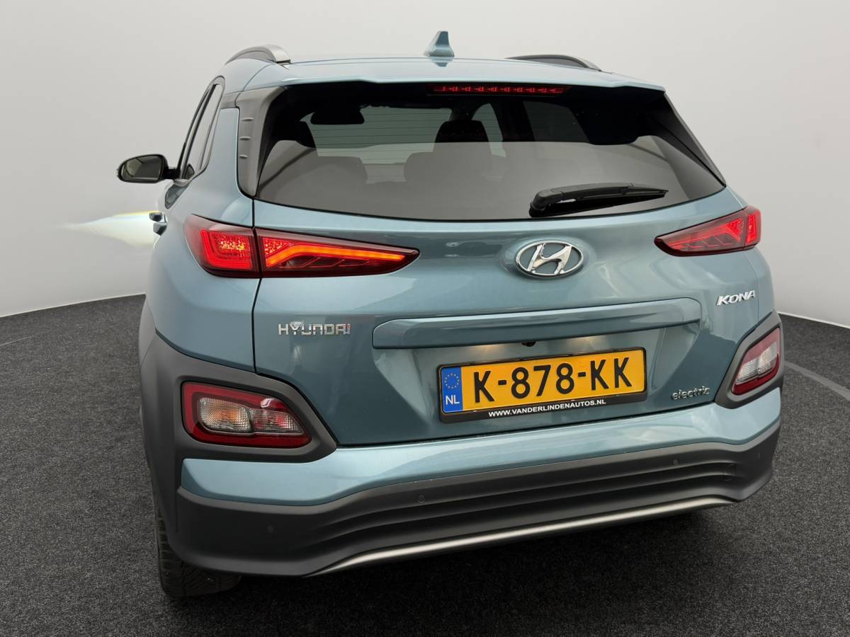Hyundai Kona Hyundai Kona EV Limited 64 kWh 3- Fase SOH 95,6% | Warmtepomp | Elektrisch Schuif/Kanteldak | Camera | Leer | Head-Up Display