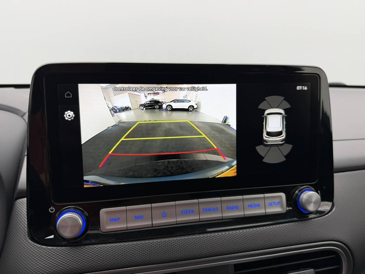 Hyundai Kona Hyundai Kona EV Limited 64 kWh 3- Fase SOH 95,6% | Warmtepomp | Elektrisch Schuif/Kanteldak | Camera | Leer | Head-Up Display