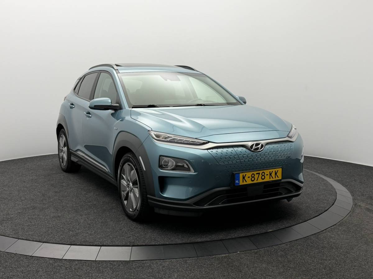 Hyundai Kona Hyundai Kona EV Limited 64 kWh 3- Fase SOH 95,6% | Warmtepomp | Elektrisch Schuif/Kanteldak | Camera | Leer | Head-Up Display