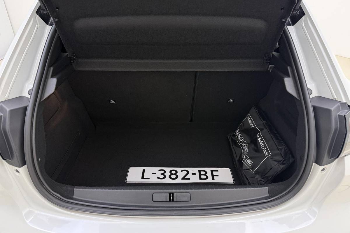 Peugeot 208 Peugeot 208 1.2 PureTech GT | Afneembare Trekhaak | Achteruitrijcamera | Panoramadak | Cruise control | Airco | Stoelverwarming | Climate control | Interieurverlichting | Stuurbediening | Sportstuurwiel |