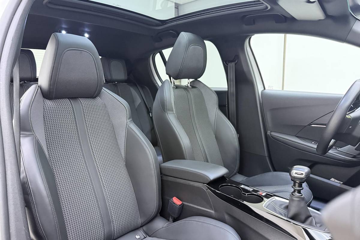 Peugeot 208 Peugeot 208 1.2 PureTech GT | Afneembare Trekhaak | Achteruitrijcamera | Panoramadak | Cruise control | Airco | Stoelverwarming | Climate control | Interieurverlichting | Stuurbediening | Sportstuurwiel |