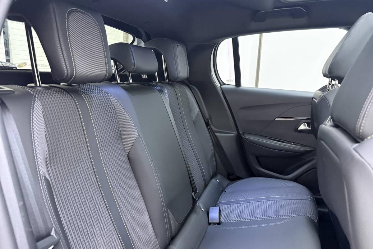 Peugeot 208 Peugeot 208 1.2 PureTech GT | Afneembare Trekhaak | Achteruitrijcamera | Panoramadak | Cruise control | Airco | Stoelverwarming | Climate control | Interieurverlichting | Stuurbediening | Sportstuurwiel |