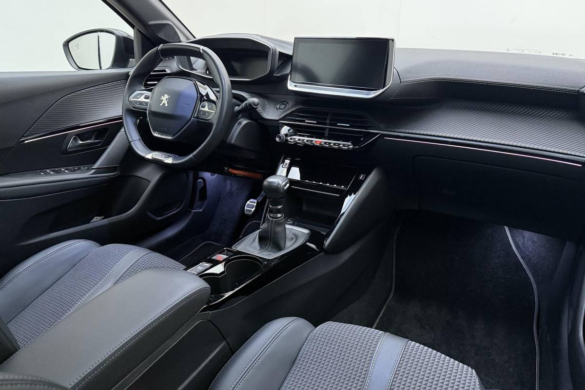 Peugeot 208 Peugeot 208 1.2 PureTech GT | Afneembare Trekhaak | Achteruitrijcamera | Panoramadak | Cruise control | Airco | Stoelverwarming | Climate control | Interieurverlichting | Stuurbediening | Sportstuurwiel |