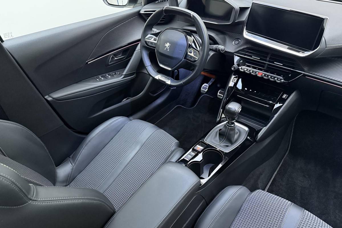 Peugeot 208 Peugeot 208 1.2 PureTech GT | Afneembare Trekhaak | Achteruitrijcamera | Panoramadak | Cruise control | Airco | Stoelverwarming | Climate control | Interieurverlichting | Stuurbediening | Sportstuurwiel |