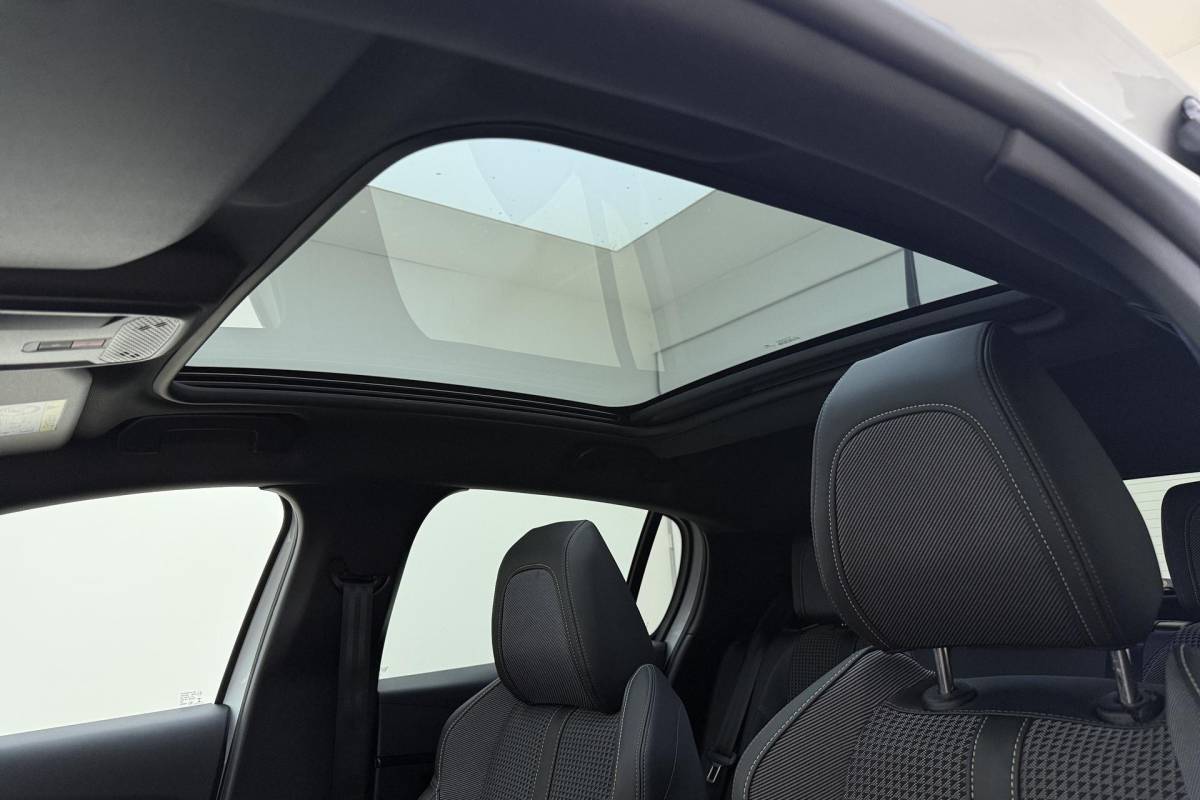 Peugeot 208 Peugeot 208 1.2 PureTech GT | Afneembare Trekhaak | Achteruitrijcamera | Panoramadak | Cruise control | Airco | Stoelverwarming | Climate control | Interieurverlichting | Stuurbediening | Sportstuurwiel |