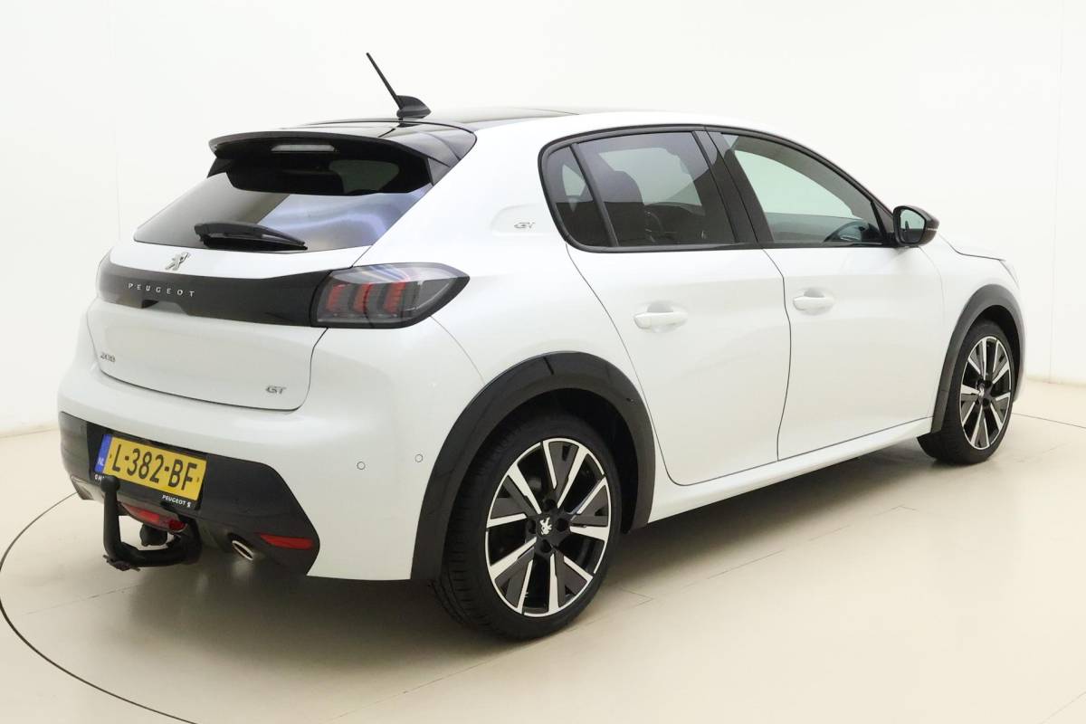Peugeot 208 Peugeot 208 1.2 PureTech GT | Afneembare Trekhaak | Achteruitrijcamera | Panoramadak | Cruise control | Airco | Stoelverwarming | Climate control | Interieurverlichting | Stuurbediening | Sportstuurwiel |