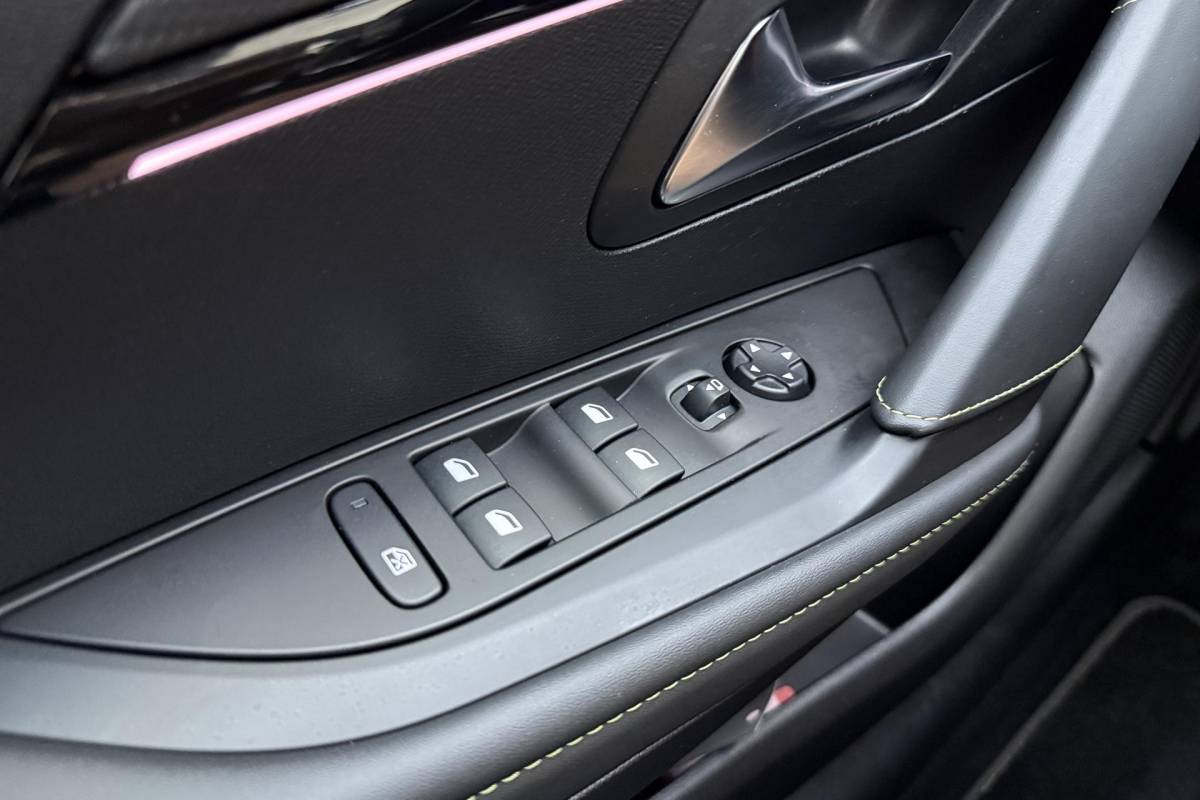 Peugeot 208 Peugeot 208 1.2 PureTech GT | Afneembare Trekhaak | Achteruitrijcamera | Panoramadak | Cruise control | Airco | Stoelverwarming | Climate control | Interieurverlichting | Stuurbediening | Sportstuurwiel |