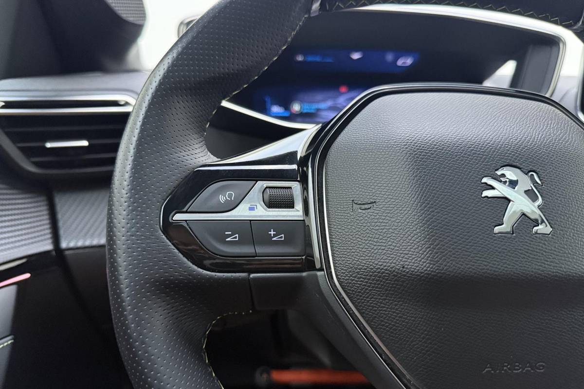 Peugeot 208 Peugeot 208 1.2 PureTech GT | Afneembare Trekhaak | Achteruitrijcamera | Panoramadak | Cruise control | Airco | Stoelverwarming | Climate control | Interieurverlichting | Stuurbediening | Sportstuurwiel |
