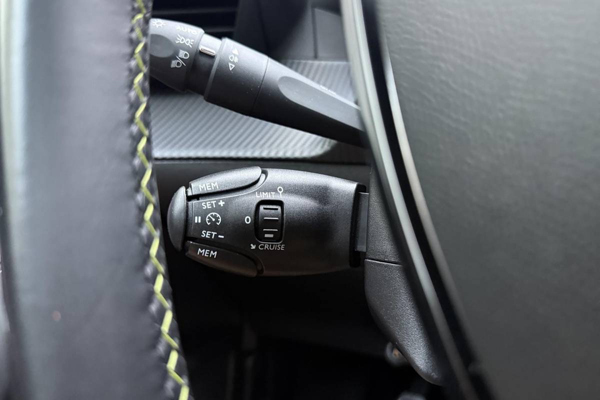 Peugeot 208 Peugeot 208 1.2 PureTech GT | Afneembare Trekhaak | Achteruitrijcamera | Panoramadak | Cruise control | Airco | Stoelverwarming | Climate control | Interieurverlichting | Stuurbediening | Sportstuurwiel |