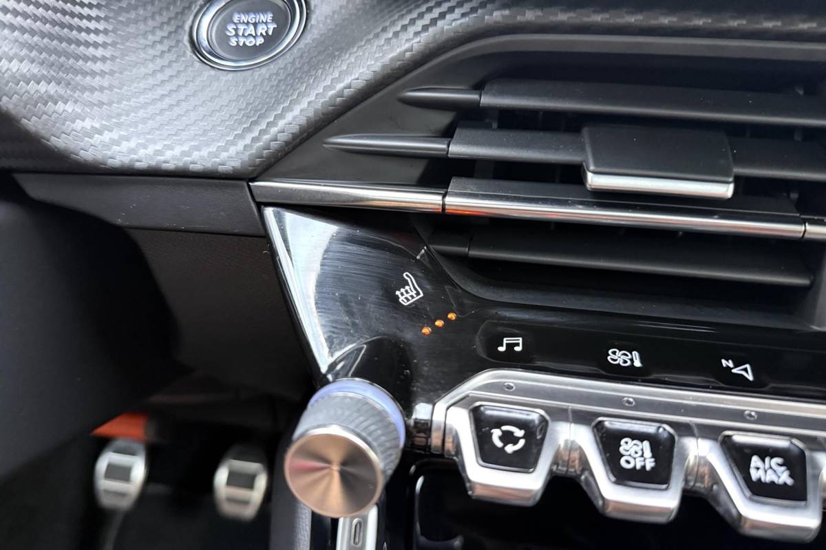 Peugeot 208 Peugeot 208 1.2 PureTech GT | Afneembare Trekhaak | Achteruitrijcamera | Panoramadak | Cruise control | Airco | Stoelverwarming | Climate control | Interieurverlichting | Stuurbediening | Sportstuurwiel |